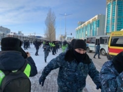 Поліцейські проводять затримання в Нур-Султані. 16 грудня 2019 року