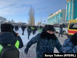 Полиция наразыларды ұстап жатыр. Нұр-Сұлтан, 16 желтоқсан 2019 жыл.