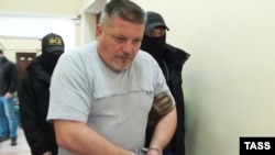 Дмитрия Штыбликова сопровождают на заседание суда в Севастополе, ноябрь 2016 года