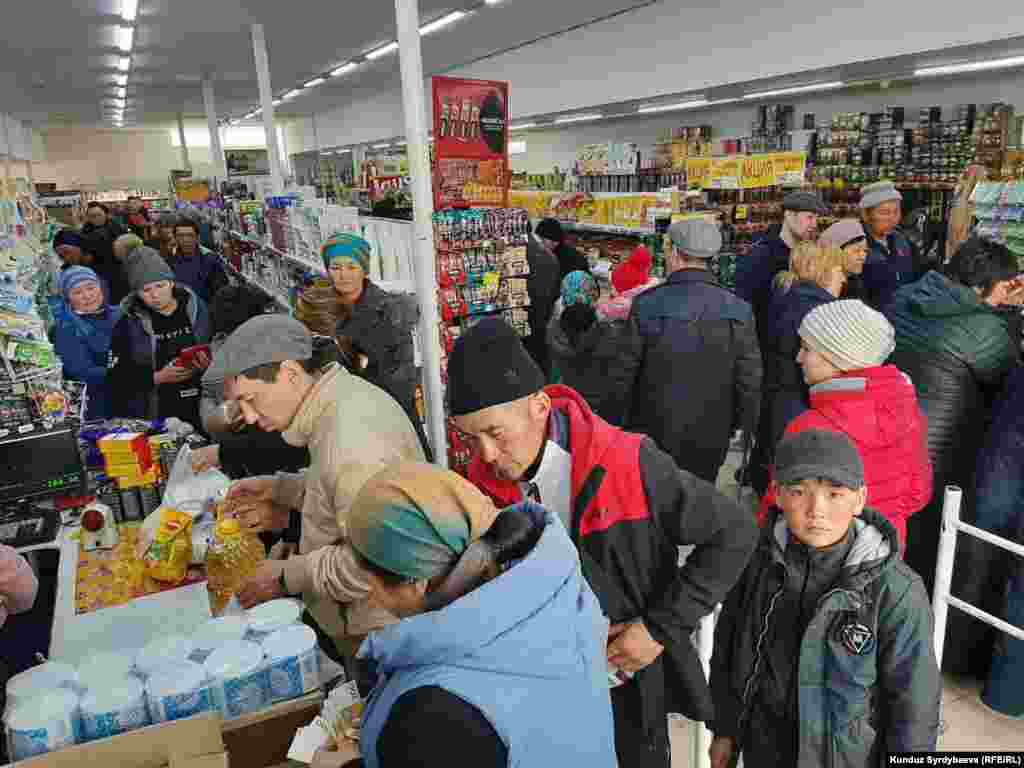 Киргизстан, 15 март: Опашка в хранителен магазин в Каракол, четвъртия по големина град в Киргизстан. Три дни по-късно страната съобщава за първия случай на&nbsp;COVID-19. Досега няма данни за починали от коронавируса.