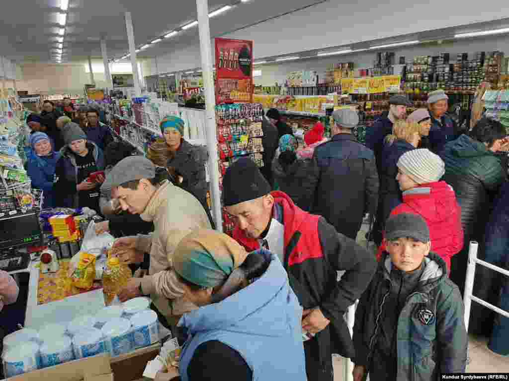 Киргизстан, 15 березня: люди в черзі за продуктами в Караколі, четвертому за розміром місті країни. Через три дні по тому Киргизстан повідомив про перші підтверджені випадки зараження коронавірусом. Станом на 2 квітня в цій центральноазійській країні виявили 116 випадків зараження, летальних випадків немає