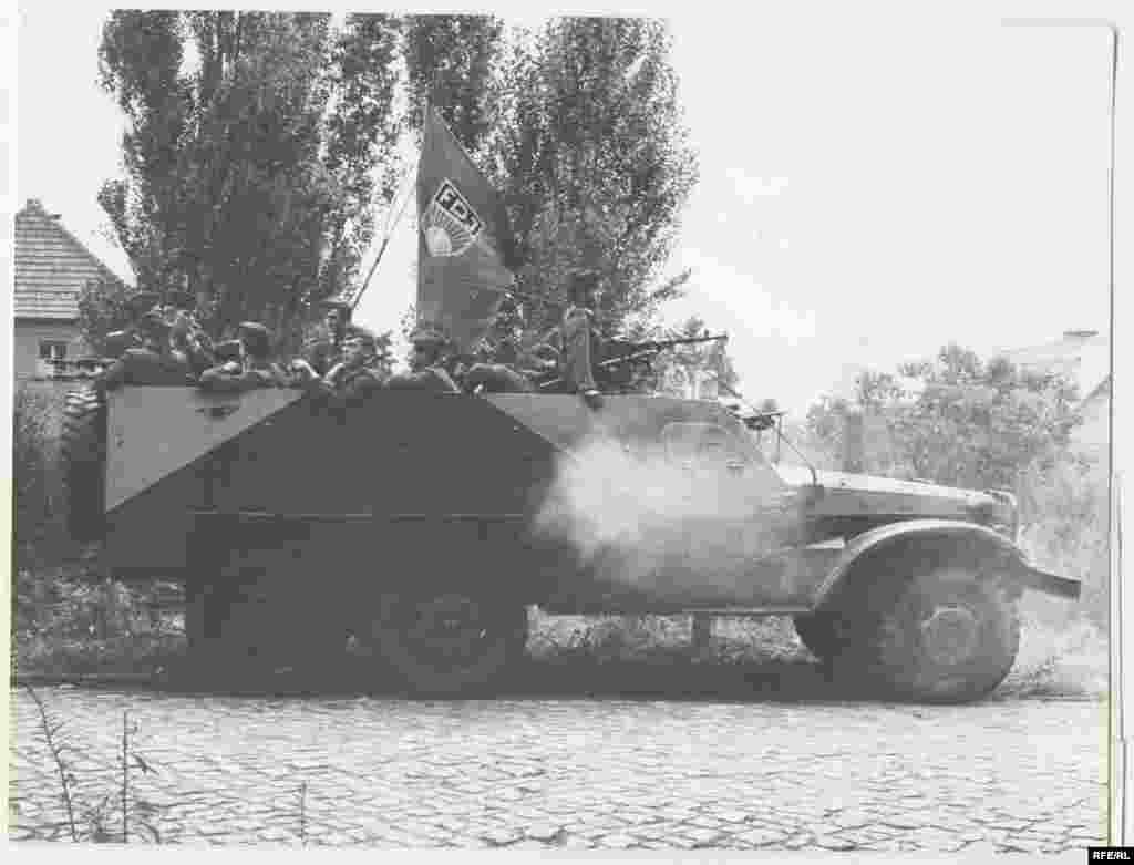 1961 წლის 13 აგვისტო. გერმანიის დემოკრატიული რესპუბლიკის სახალხო არმიის მოსამსახურეები დიდი რაოდენობით მორიგეობდნენ ბერლინის ქუჩებში. 