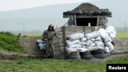 Военнослужащий Армии обороны Нагорного Карабаха несет боевое дежурство на линии соприкосновения, апрель 2016 г․