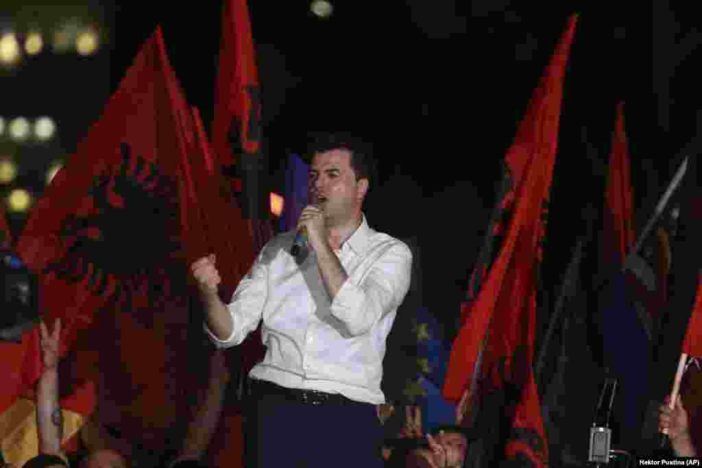 АЛБАНИЈА - Лидерот на најголемата албанска опозициска сила, Демократската партија, Љуљзим Баша сподели нова видео-порака во која обвинува за, како што вели, грабежите направени од премиерот Еди Рама.