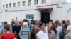 Сваякі затрыманых падчас пратэсту 9 жніўня 2020 прыйшлі да ізалятара часовага ўтрыманьня на Акрэсьціна