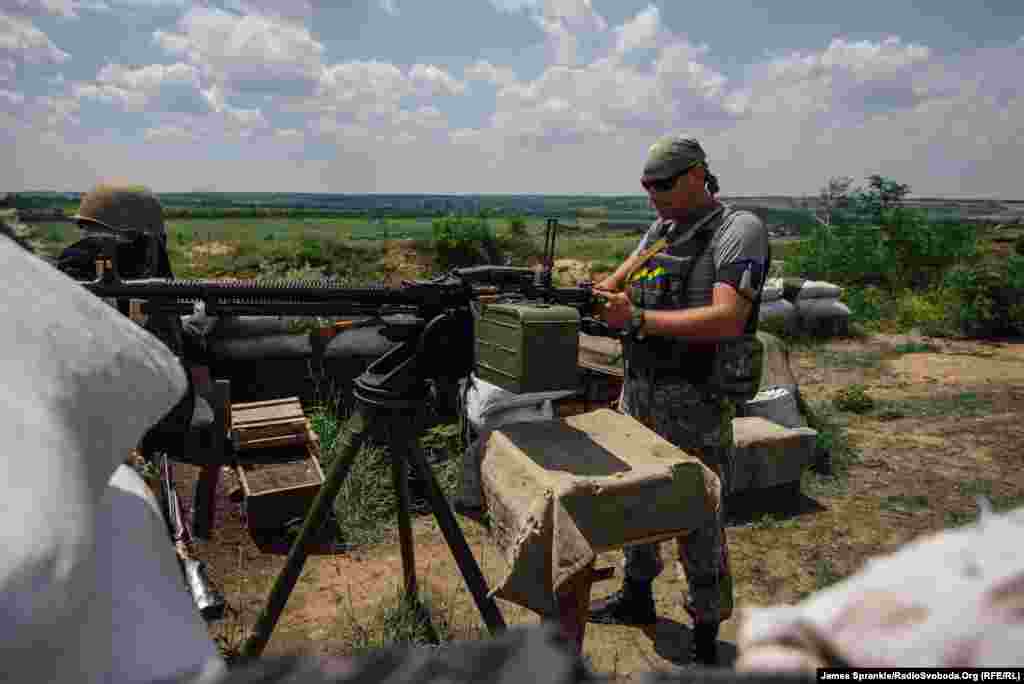 A soldier of the Ukrainian Army&#39;s 17th battalion readies a DShKM antiaircraft gun near the town of Dzerzhynsk.