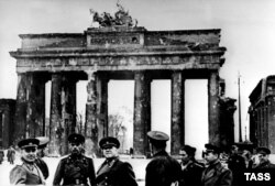 Георгій Жуков (у центрі) у Берліні, біля Бранденбурзьких воріт, весна 1945 року