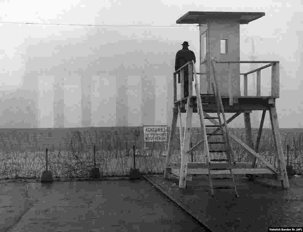 A berlini fal 155 kilométer hosszan húzódott át a városon, tizenhárom ellenőrzőponttal és háromszázkét őrtoronnyal. A kép 1961. november 25-én készült a Brandenburgi kapunál