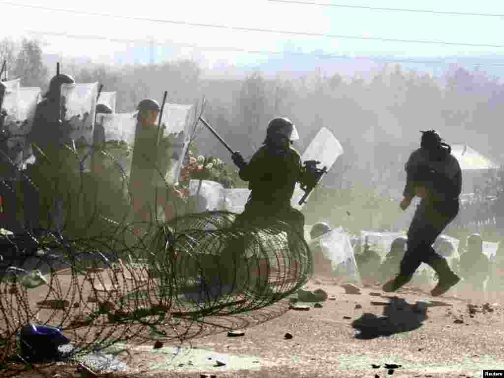 KFOR soldiers from Germany and Austria clash with ethnic Serbs in the village of Jagnjenica on November 28. (REUTERS/Bojan Slavkovic)