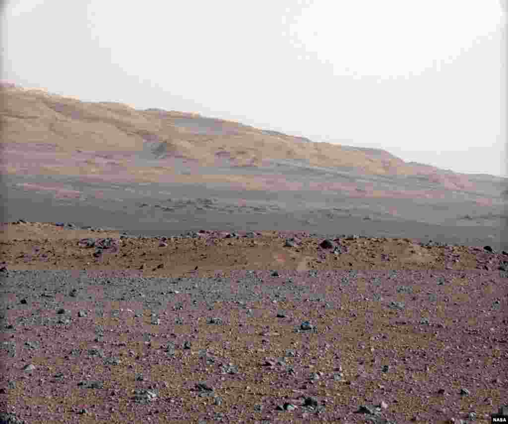 Слика на површината на Марс 23 август 2012. 
