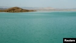 د افغانستان په زياتو ولايتونو کې د سيندونو اوبه ګاونډيو هېوادونو ته بهېږي.