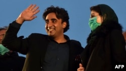 Opposition leaders Bilawal Bhutto Zardari (left) and Maryam Nawaz of Pakistan Democratic Movement (PDM) arrive to attend an anti-government rally in Lahore on December 13, 2020.