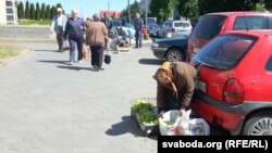 Ілюстрацыйнае фота. Жанчына нелегальна гандлюе зелянінай