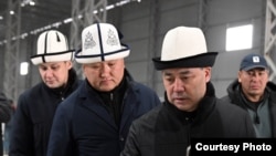 Президент Садыр Жапаров 2025-жылдын 27-декабрында Чүй облусундагы балык жеми заводуна барган учурда аны Жаныбек Кубандыков коштоп жүргөн.