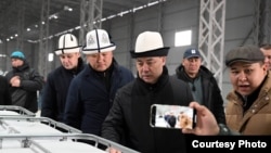 Президент Садыр Жапаров 2025-жылдын 27-декабрында Чүй облусундагы балык жеми заводуна барган учурда аны Жаныбек Кубандыков коштоп жүргөн. 