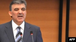 Kyrgyzstan -- Turkish President Abdullah Gul addresses the Parliament in Bishkek, 28May2009