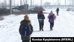 Конушта мектеп жок болгондуктан балдар Туңгуч жана Рухий Мурас конуштарындагы мектептерден билим алышат.