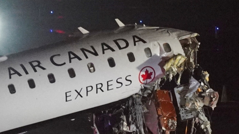 Двоє пілотів загинули у Нью-Йорку через зіткнення авіалайнера з пожежним автомобілем