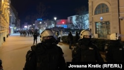 Kordon policije u blizini Srpskog narodnog pozorišta sprečava antivladine demonstrante da priđu zgradi, dok se u daljini vidi grupa pristalica vlasti na samom ulazu u pozorište, 16. februar 2026.