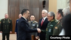 Президент Садыр Жапаров жана Ирандын коргоо министринин орун басары Реза Талаи Ник.