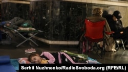 Кияни ховаються у метро під час російської атаки. Київ, 28 липня 2025 року