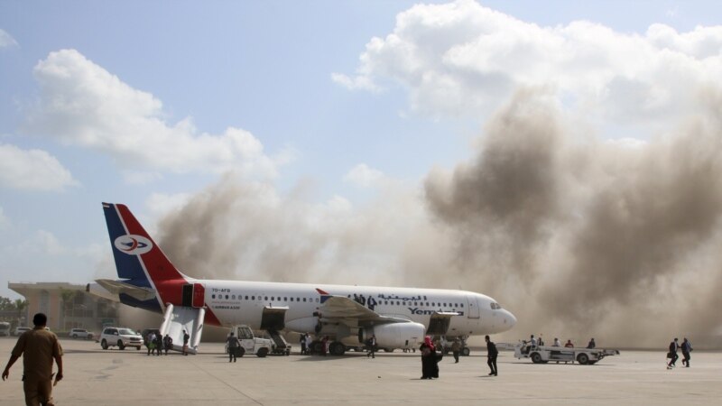 Најмалку 13 загинати во експлозија во Јемен додека слетувал авионот со владата
