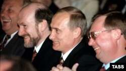 На снимке третий справа (рядом с Путиным) Александр Волошин, 1999 год