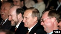 На снимке третий справа (рядом с Путиным)  Александр Волошин, 1999 год