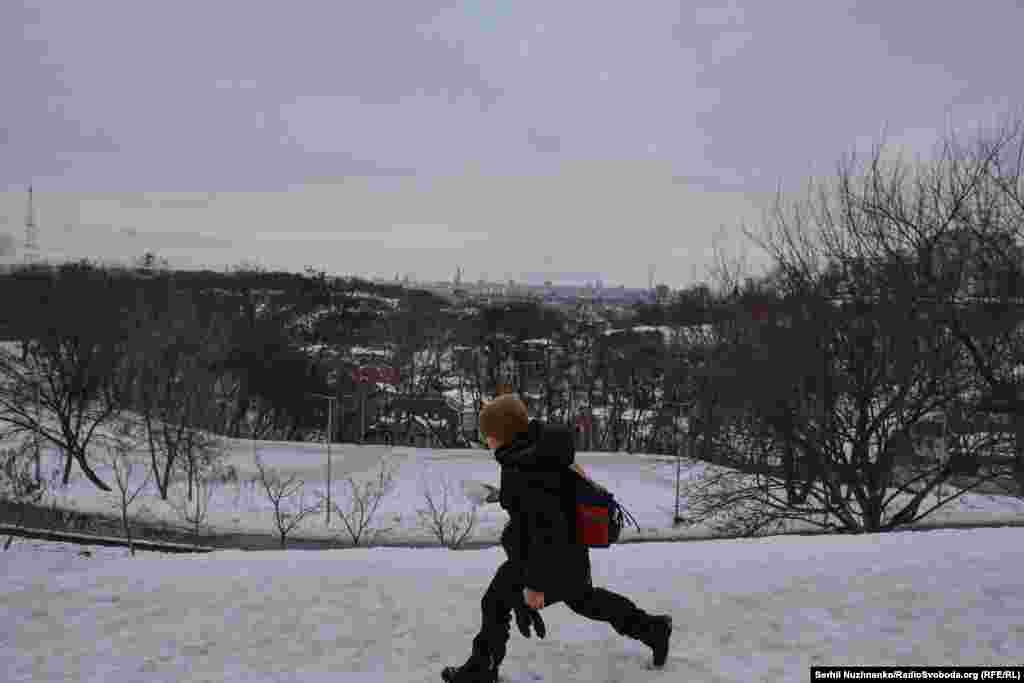 Пейзажна алея, бігає хлопчик і носить крижані брили. Його звати Тім, йому 8 років, поруч стоїть його мама Аня. «Сумбурно, несподівано, страшно... У дитини відтоді є тривога, є страх», – розповідає жінка про ранок 24 лютого 2022 року