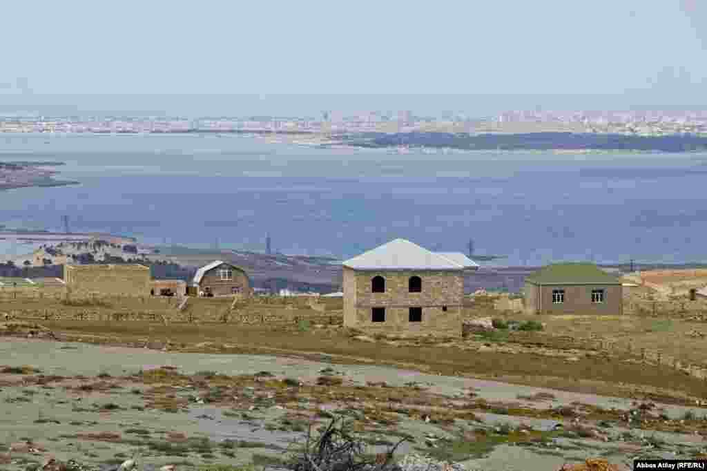 Bir neçə il əvvəl Bakı ətrafındakı Sulutəpə qəsəbəsindən Müşfiqabad qəsəbəsinə gedən yol üzərində heç bir yaşayış evinə rast gəlinmirdi. İndi bu ərazilərdə boş yer qalmayıb.