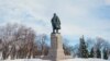 Spomenik Vladimiru Lenjinu u ruskom gradu Uljanovsku. Sve veći broj kineskih posjetilaca putuje u tu oblast zbog njegovog istorijskog značaja kao rodnog mjesta sovjetskog lidera, čije je rođeno ime bilo Vladimir Iljič Uljanov.