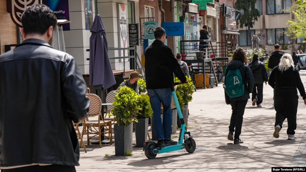 Një qytetar duke përdorur një trotinet elektrik. Mjete të tilla transporti në kryeqendër ofrohen nga një kompani private në Kosovë, projekt që mbështetet nga Komuna e Prishtinës.