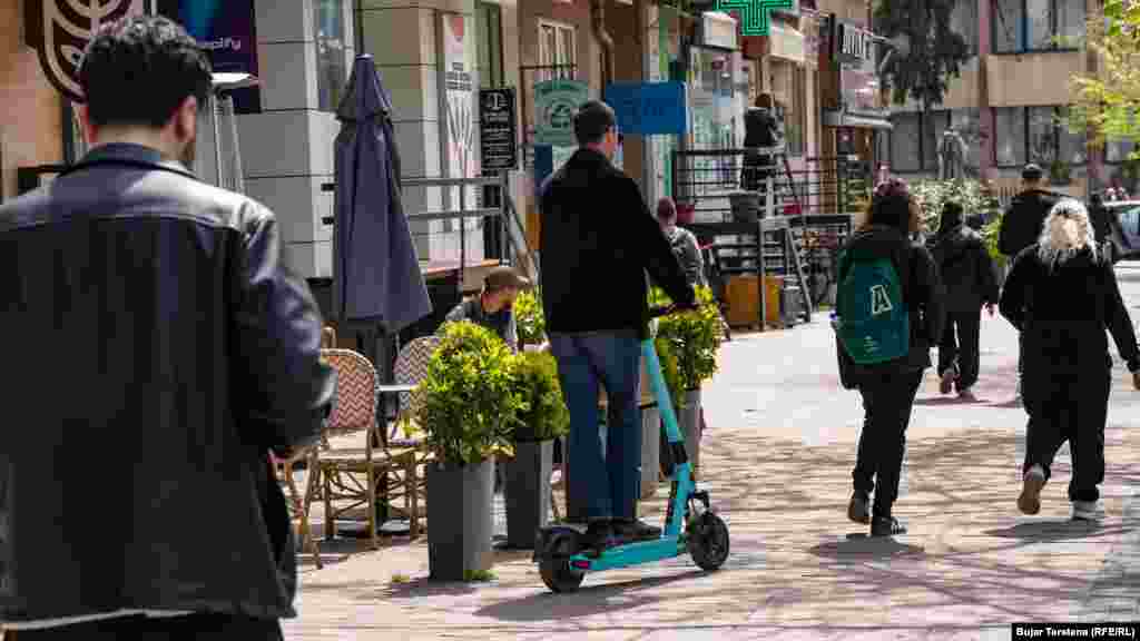 Një qytetar duke përdorur një trotinet elektrik. Mjete të tilla transporti në kryeqendër ofrohen nga një kompani private në Kosovë, projekt që mbështetet nga Komuna e Prishtinës.