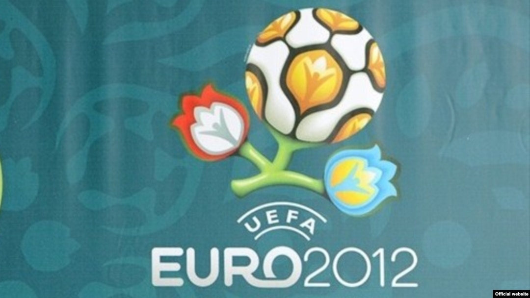 Қыз мастурбация жасап, клиторына су құйып жатыр.