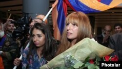 Armenia - Opposition deputy Zaruhi Postanjian is greeted by supporters at Yerevan airport on her return from Strasbourg, 5Oct2013.