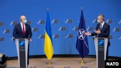 Голова уряду України Денис Шмигаль і генсек НАТО Єнс Столтенберг. Брюссель, 9 лютого, 2021 року