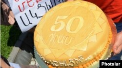 Aksiyaçılar özləriylə merə çatdırılmaq üçün tort da gətiriblər. Tortun üstündə belə yazılıb: “50 dram, yeyin, zəhəriniz olsun”. 25 iyul 2013