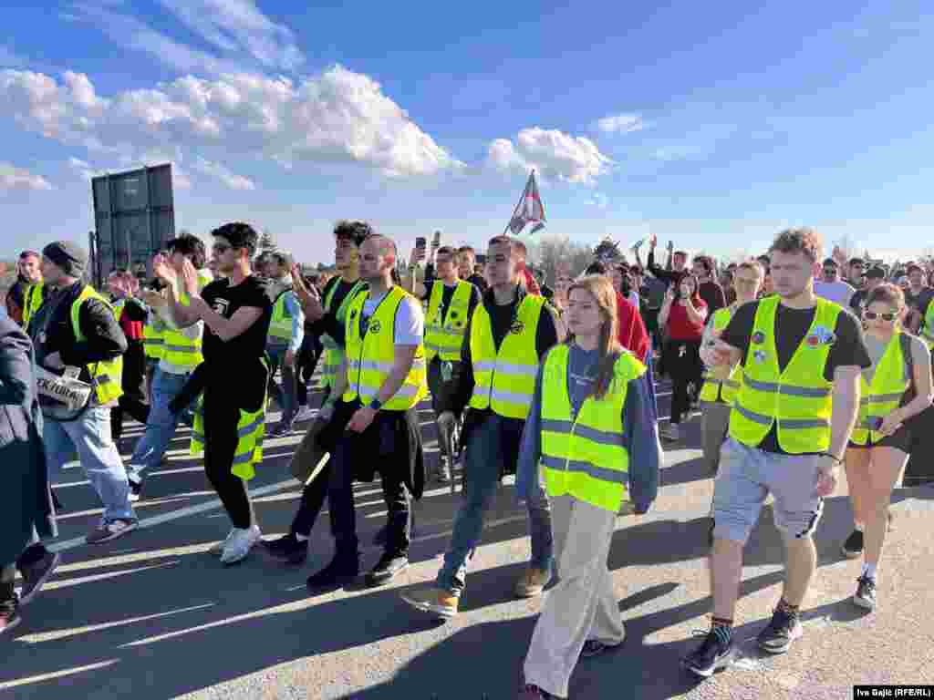 Studenti na putu ka Novom Sadu. Dan ranije su prepešačili 40 kilometara.