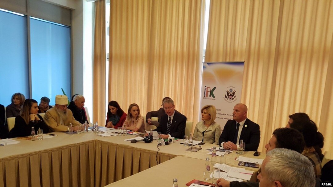 Greg Delawie, na okruglom stolu u Đakovici u organizaciji Inicijative kosovskih žena