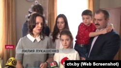 Lilija Lukašenka (lijevo) pojavljuje se s porodicom na državnoj televiziji.