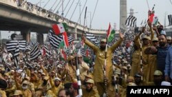 د ازادۍ مارش غړي به نن د اسلام اباد په اېچ ناین سیمه کې د اتوار بازار په نوم مارکېټ ته په نږدې میدان کې لمن وغوړوي.