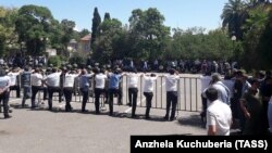 Акция оппозиции у здания парламента в Сухуми, 21 мая 2019 г.