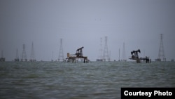 Venesuelanın Zuliya əyalətindəki Marakaybo gölündə neft platformaları