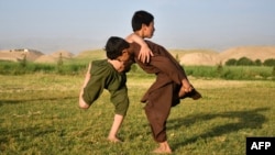 دوه افغان ماشومان دودیزه لوبه خوسی کوي 