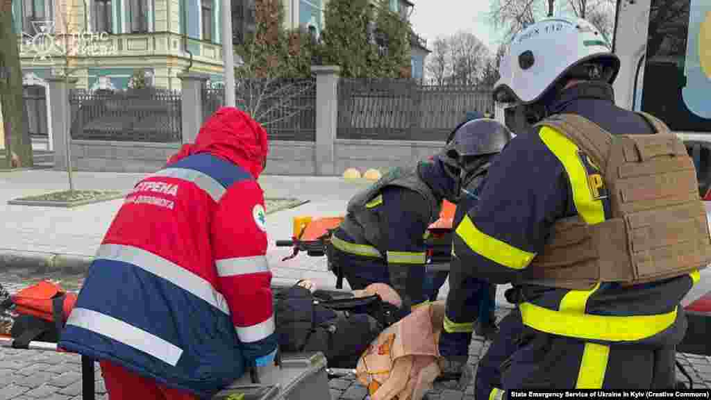 Медики надають допомогу чоловіку, який постраждав внаслідок російської атаки &laquo;Шахедами&raquo; 1 січня 2025 року