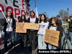 Câteva zeci de studenți s-au alăturat la protestul profesorilor, nemulțumiți de tăierea burselor.