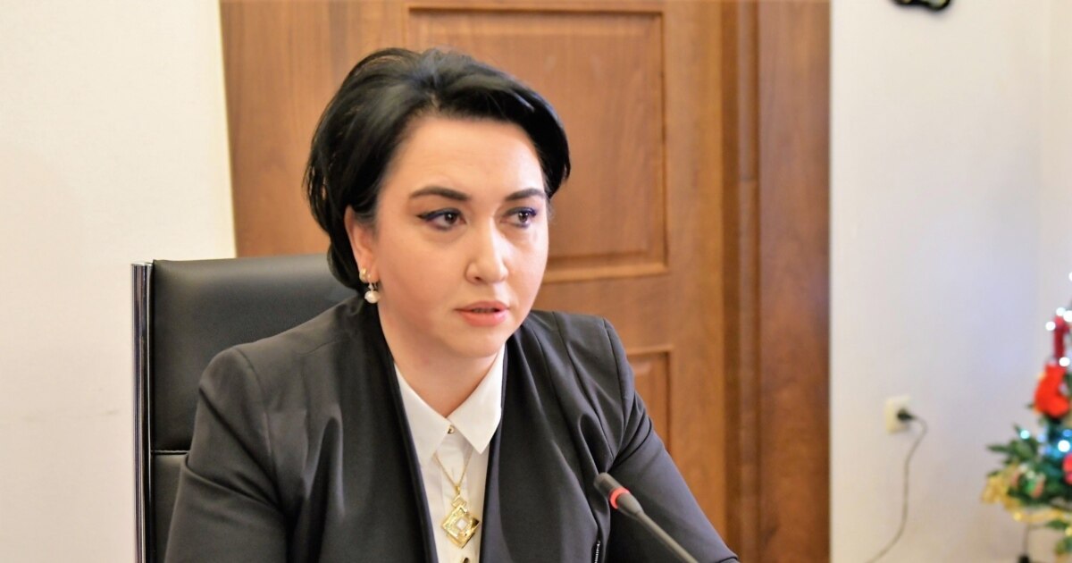 Yigitning ogzida mushuk bilan porno