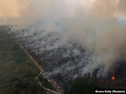 Një pamje nga ajri tregon tymin që ngrihet nga një zjarr pylli në Amazonë, Brazil, 8 shtator 2024.