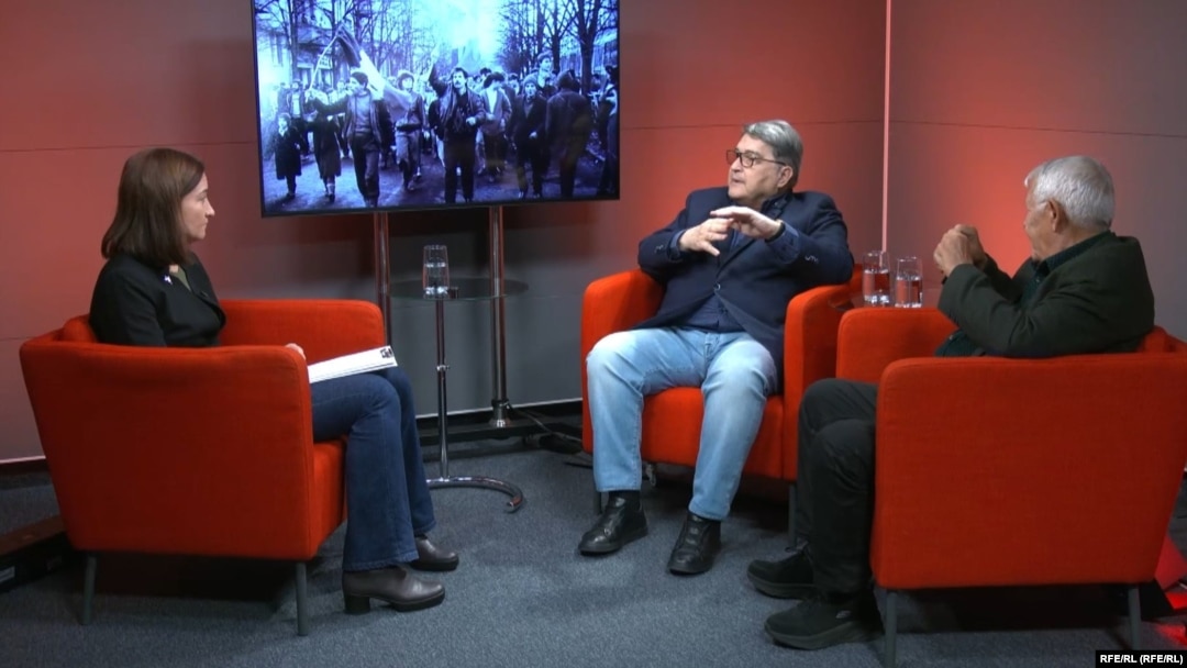Jurnaliștii Neculai Constantin Munteanu și Emil Hurezeanu (actualul ambasador al României la Viena) în studioul Europa Liberă de la București, pe 19 decembrie 2024. 