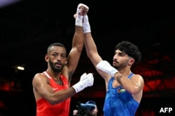 Suedezul Nebil Ibrahim (în roșu) spune că îi pare rău că și-a eliminat rivalul palestinian, Wasim Abusal, în runda preliminară pentru box masculin 57kg.